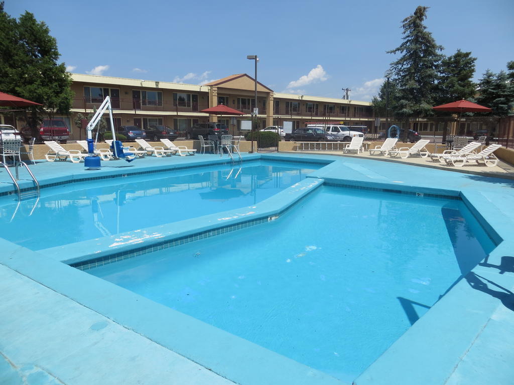 Travelstar Inn & Suites Колорадо-Спрингс Экстерьер фото